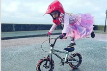 “Quái xế” 4 tuổi đi xe đạp một bánh cực đỉnh