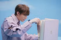 Smartwatch Sơn Tùng M-TP đeo là thứ gây tranh cãi nhất trong MV mới 