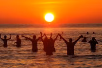 Bỏng mắt với nghi thức khỏa thân tập thể đón tiết Thu phân