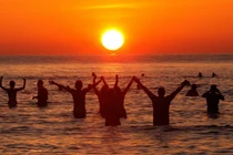 Bỏng mắt với nghi thức khỏa thân tập thể đón tiết Thu phân