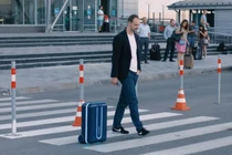 Vali tự di chuyển theo người: Hoạt động theo công nghệ nào?