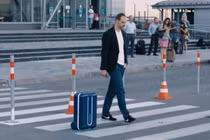 Vali tự di chuyển theo người: Hoạt động theo công nghệ nào?