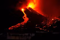 Núi lửa Tây Ban Nha “thức giấc”, dung nham tràn xuống phố
