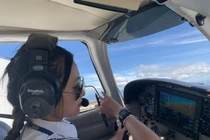 Chuyến bay đêm Giao thừa của nữ phi công xinh đẹp