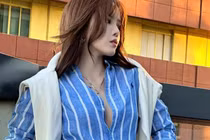 Mốt áo sơ mi buông cúc khoe vòng 1 'hot' trở lại?