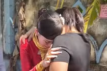 Người mẹ khăng khăng 'không khóc' khi con gái đi lấy chồng và cái kết