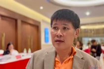 Phước Sang tuổi 54 đi chấm hoa hậu