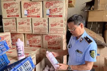 Hà Nội: Đột kích cơ sở kinh doanh có dấu hiệu giả mạo nước tẩy toilet nhãn hiệu Okay
