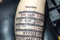 Fan "cắn răng" xăm hình sao Việt lên cơ thể