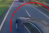 Tạt đầu vượt ẩu trên cao tốc, xe sang bị xe tải cán bẹp