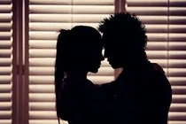 Chồng luôn lảng tránh quan hệ, người phụ nữ ngoại tình