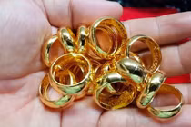 Nhà chồng đuổi vợ khi phát hiện vàng cưới là giả