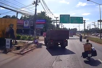 Clip: Vượt xe tải, hai học sinh suýt bị cán trúng người