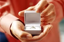 Cô gái sốc khi phát hiện ra bí mật chiếc nhẫn đính hôn