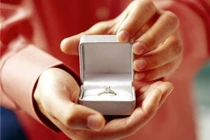 Cô gái sốc khi phát hiện ra bí mật chiếc nhẫn đính hôn