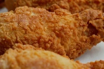 Mê đồ ăn nhanh, một bé gái phải chạy thận suốt đời