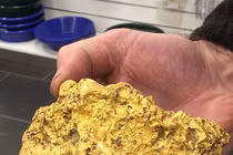 Dò kim loại, người đàn ông may mắn đào được cục vàng 2kg