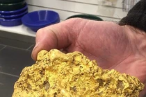 Dò kim loại, người đàn ông may mắn đào được cục vàng 2kg