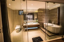 Lợi ích khi bật đèn phòng vệ sinh khi qua đêm trong khách sạn