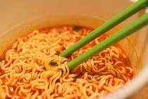 Những ai không nên ăn mỳ tôm?