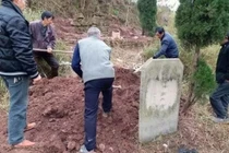 Tổ tiên dạy chẳng sai: “Nghèo không sửa cửa, giàu không dời mộ“