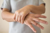 Tại sao lại run tay, có phải dấu hiệu bệnh nguy hiểm?