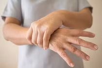 Tại sao lại run tay, có phải dấu hiệu bệnh nguy hiểm?