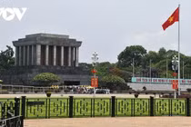 Hà Nội trang hoàng cờ hoa rực rỡ kỷ niệm 134 năm ngày sinh Bác Hồ