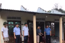 Hàng chục ngôi nhà ở Quảng Trị bị tốc mái do giông lốc