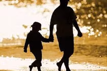 Lén gửi tiền nuôi con riêng, tôi rơi nước mắt khi nghe vợ nói