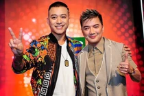 Đàm Vĩnh Hưng ôm hôn thắm thiết một ca sĩ Vbiz