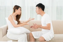 Vợ chồng lục đục khi có con, phải làm thế nào?