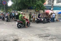 Người đàn ông mang giấy khám bệnh chết dưới gầm cầu vượt bằng thép ở Sài Gòn