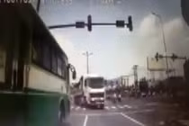 Xe buýt Quyết Thắng vượt đèn đỏ suýt gây tai nạn thảm khốc