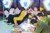 Hàng chục nam thanh nữ tú phê ma tuý trong quán karaoke