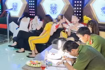 Hàng chục nam thanh nữ tú phê ma tuý trong quán karaoke
