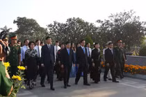 Nguyên Thủ tướng Nguyễn Tấn Dũng dâng hương tại Nghĩa trang TP HCM