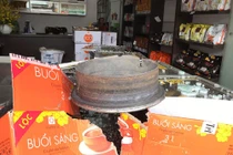 Xe tải nổ lốp, mâm xe bay vào cửa hàng cà phê