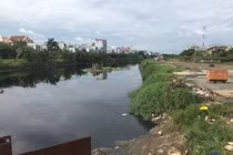 Hãi hùng phát hiện thi thể người phụ nữ dưới lòng kênh 