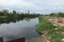 Hãi hùng phát hiện thi thể người phụ nữ dưới lòng kênh 