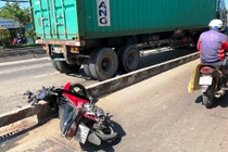 TP HCM: Xe container cán chết người đi xe máy