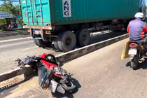 TP HCM: Xe container cán chết người đi xe máy