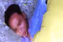 Nam thanh niên xông vào đập tủ kính tiệm vàng chiều Mùng 1 Tết