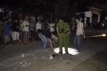 Dắt con đi chơi bị đâm chết vì nghi bắt cóc trẻ em