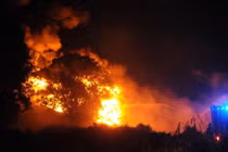 Trắng đêm chiến đấu với “giặc lửa” kho nhớt ở ngoại thành TPHCM