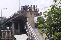 Sập cầu ở Đồng Tháp, xe tải và xe ba gác rơi xuống sông