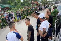 Vụ giang hồ bao vây ôtô công an: Tạm đình chỉ công tác 2 trung tá công an
