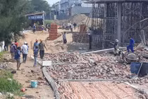 Sập tường hơn 300m2, 8 công nhân thương vong