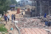 Sập tường hơn 300m2, 8 công nhân thương vong