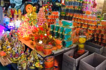 Người dân Sài Gòn đổ xô đi sắm đồ cúng tiễn ông Công ông Táo